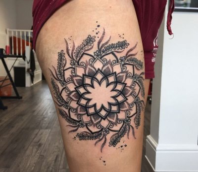  Tatouage mandala sur le coté de la cuisse